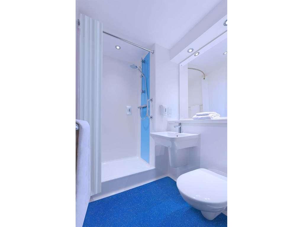 Travelodge Redhill Town Centre Room photo